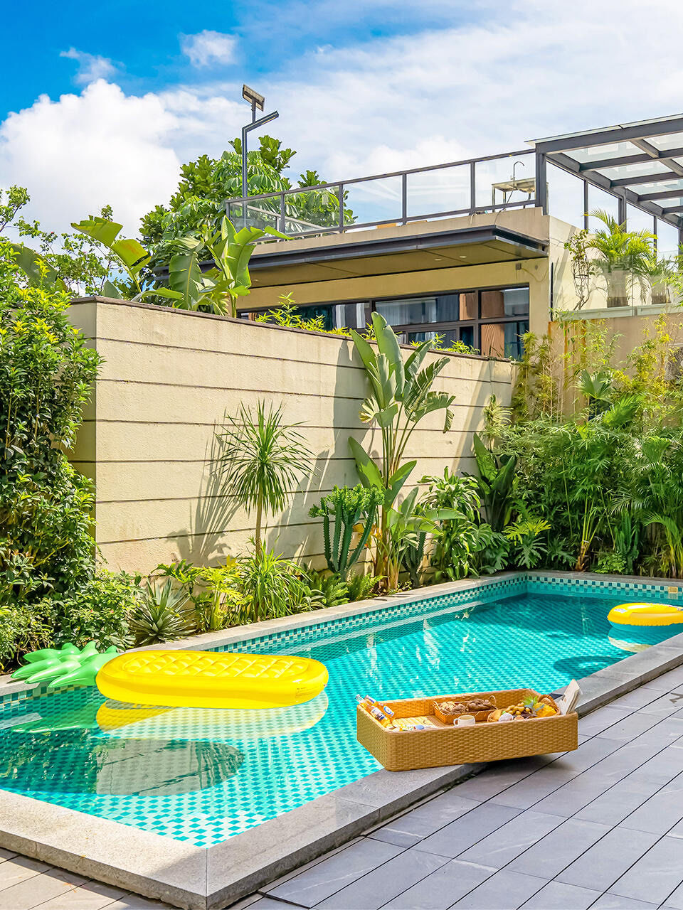 别墅游泳池的夏日清凉