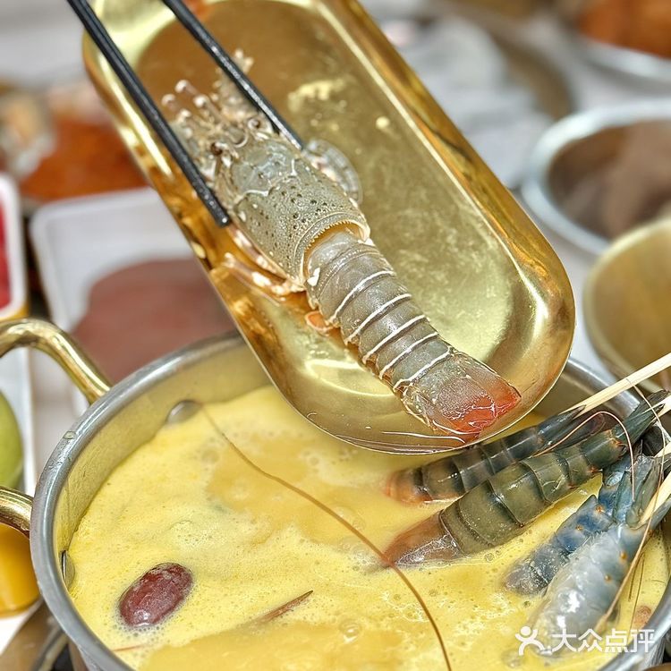 生蚝叠成山！这家火锅店是懂鲜味的！