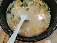 -花馬肆.云南过桥米线(汉神购物广场现场熬汤店)