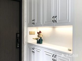 嵌墙式玄关柜用的是暖白色系，线框造型柜门搭配复古把手