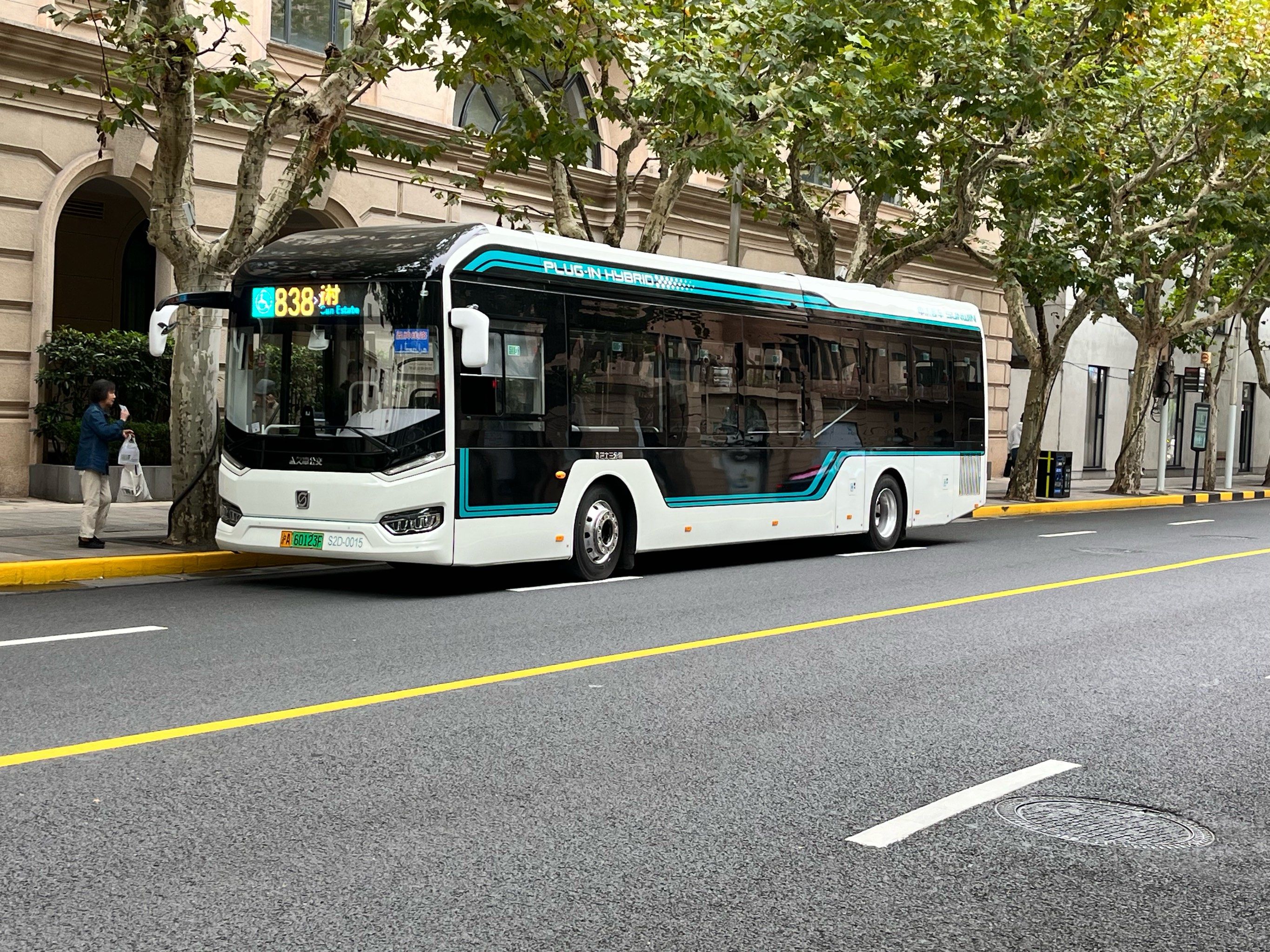 娄山关路等地方运转上海公交,里面的上海公交838路新款s2d混动车型我