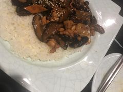 照烧鸡香菇盖浇饭-猪啊牛呀羊啊铜盘烤肉(正大广场店)