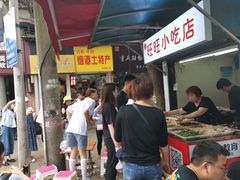 等位区-黑色经典臭豆腐·湖南特产(步行街店)
