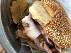 烧饼夹肘子肉-老四烧饼铺(丽源路店)