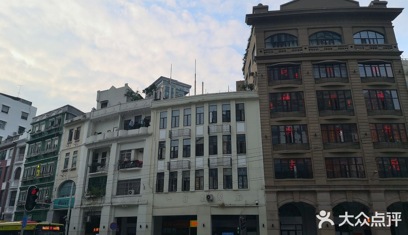 赞记这家店的东西比其他地方贵一些，嗯