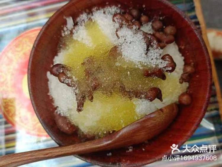 吃藏餐,装修豪华,我们点了滋补的牦牛肉锅,清水牛排,手抓,蕨麻米饭