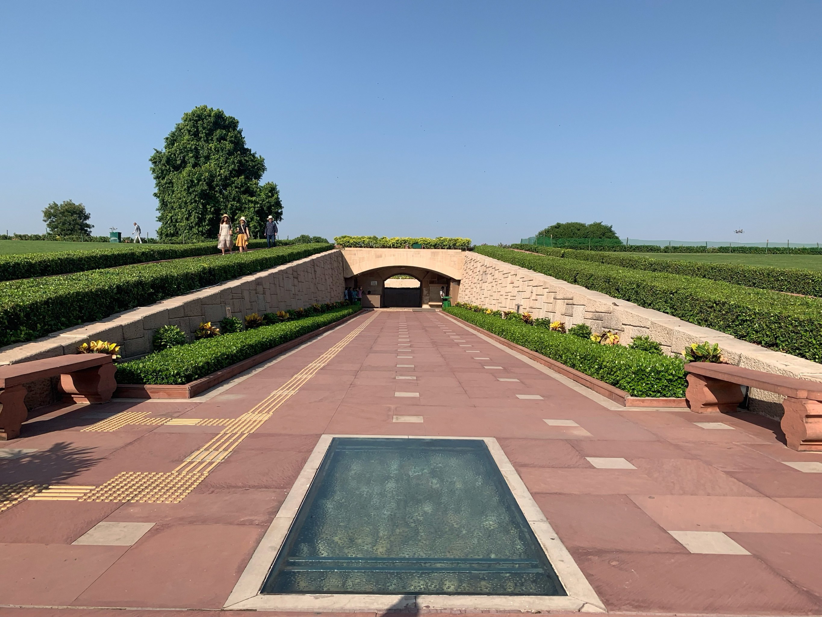 甘地陵:甘地陵位于印度首都新德里的郊区