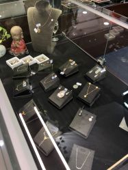 -灵彩珠宝(朗香街店)