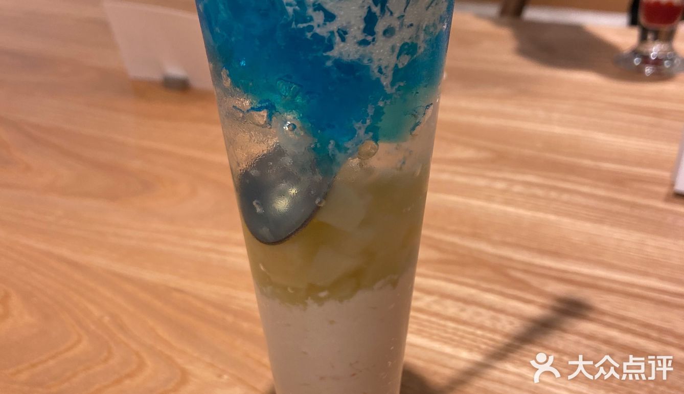 首先是都是鬼灭的粉丝，在里面吃饭很有氛围，有一个超大