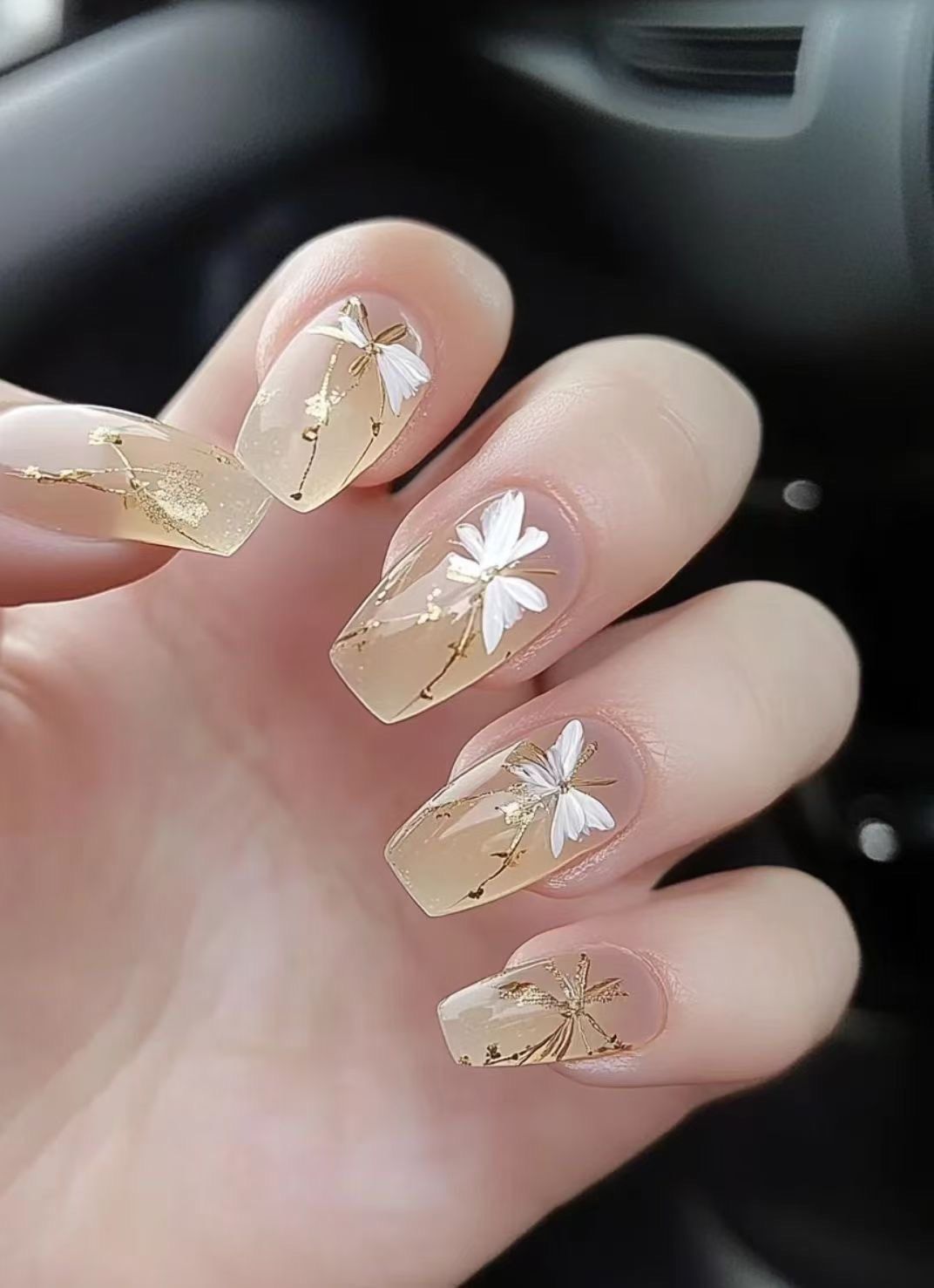 🌺💅
🌸这款凤尾花美甲的手绘花纹真的太精致了,每一片花瓣都