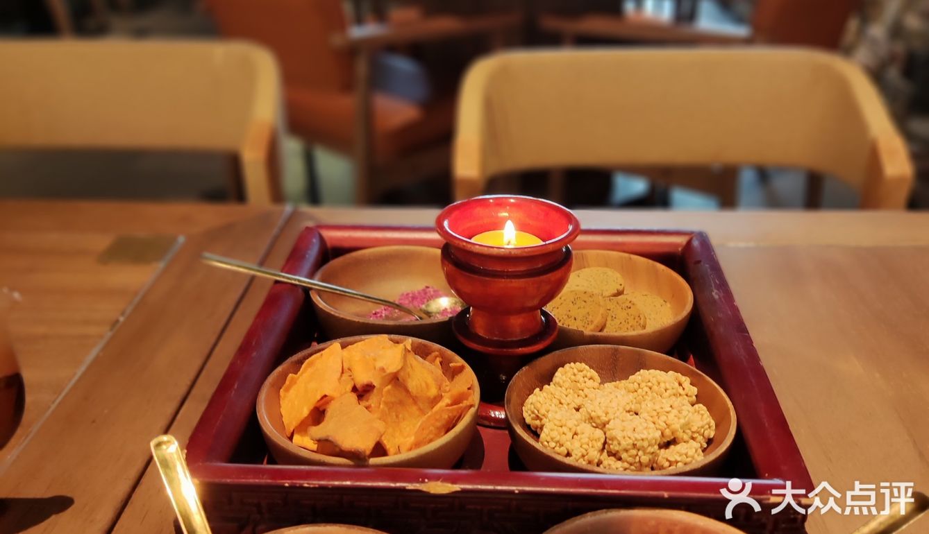 第一次喝藏茶，有点像沱茶，第一次吃藏区点心，感觉就像米花糖