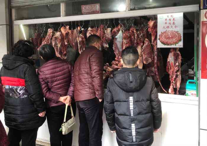 路过整两穿羊肉串,牛肉包,分量不多也能让人有大快朵颐之愉悦.