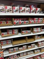 -来此探索玩具仓储店