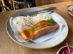 烟熏三文鱼配烤饺子皮和芥末籽酱-BOR Eatery(安福路店)