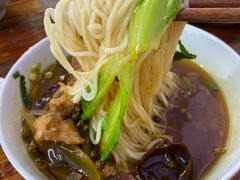 酸菜肉丝米线-越洋肖氏老米线(杨家坪店)