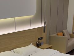 -欧辰国际酒店(重庆欢乐谷轻轨站店)