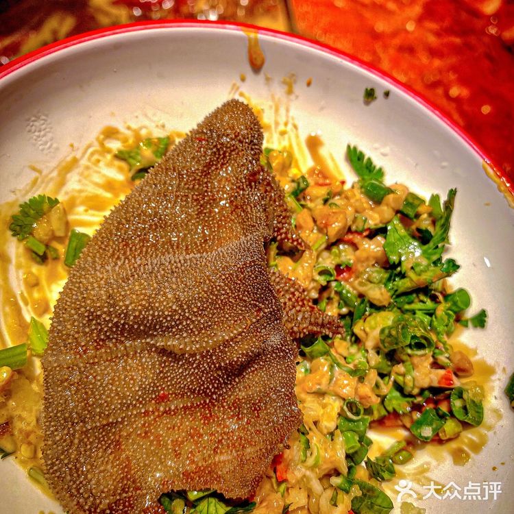 这家火锅店的虎皮鸡爪，一抿脱骨  软糯入味 辣的嘴皮起翻