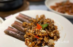 Pepper and Scallion Stir-fried Abalone