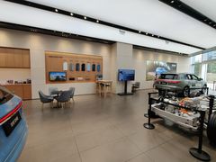 -理想汽车(世纪汇店)