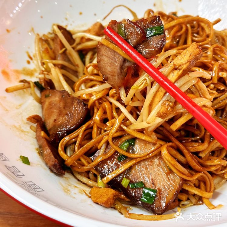 杭州人都熟悉的“小狗面馆”终于开到上海啦，牛肉拌面真香[调皮]