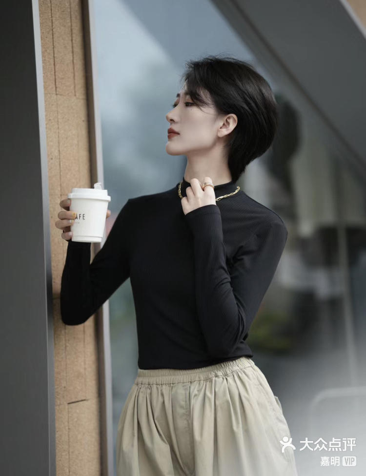 嘉明 3月13日 9:12 关注 短发真的太惊艳啦酷酷的好有型 韩式短发是一