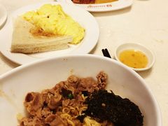 沙爹牛肉捞出前一丁-香港新发烧腊茶餐厅(万象店)