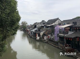 沿街沿河全是店面，卖各种东西的，商业气息很浓厚