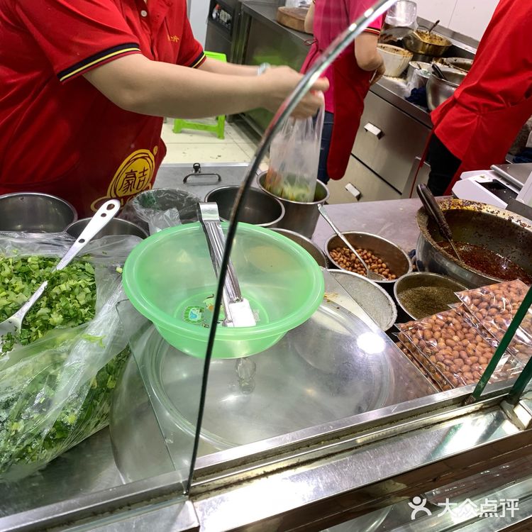 一排餐厅商铺上。但其实并不是特别显眼的位置，排队还好