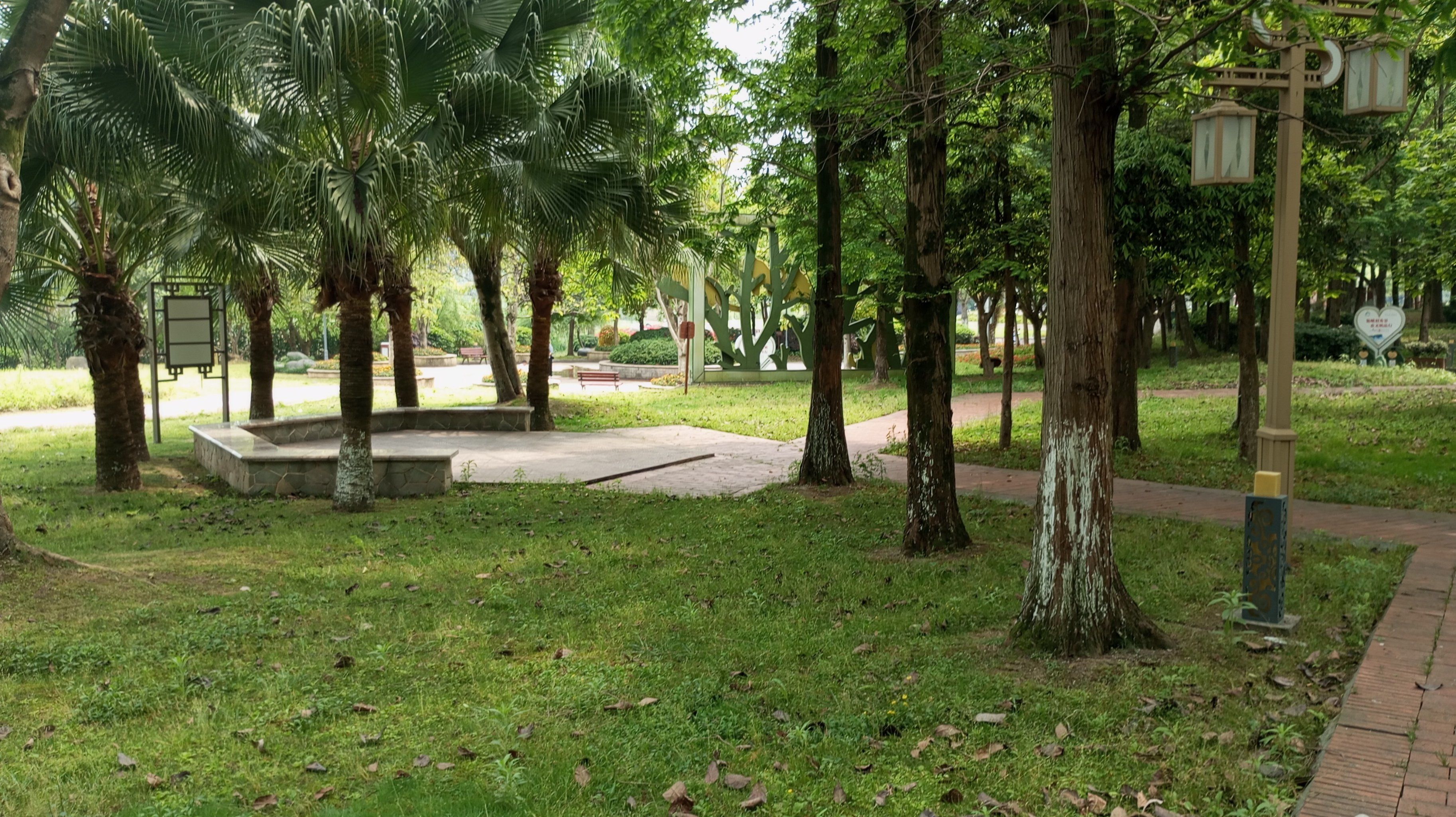 峨秀湖公园位于峨眉山市区,面积还是比较大,要逛很久