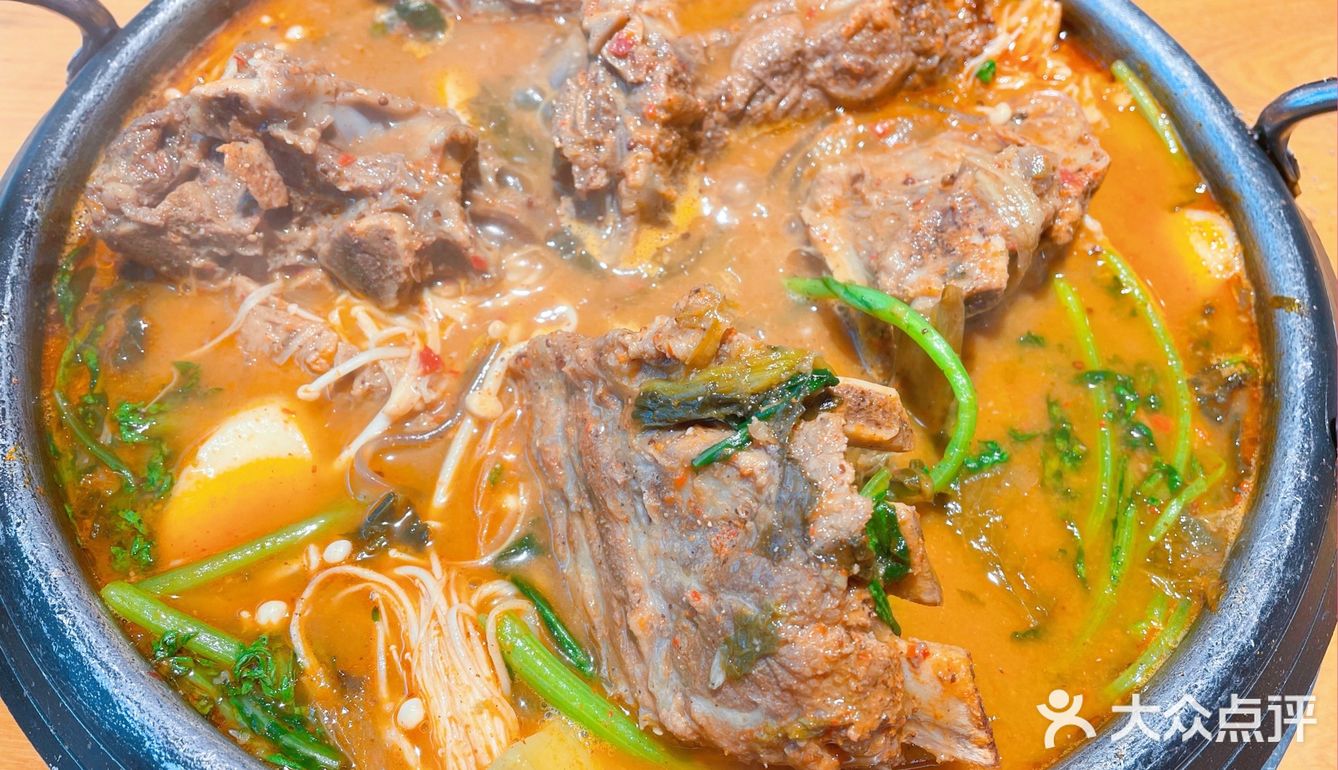 两个人一起叫吃饭，一个人叫吃饲料。