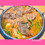 两个人一起叫吃饭，一个人叫吃饲料。