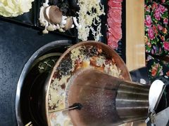 -果松木炭酸菜铜火锅·外婆参鸡汤