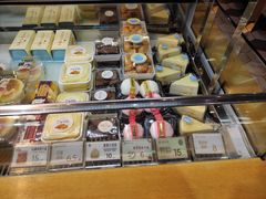 面包甜点陈列柜-昆明冠生园·蛋糕·面包(朗悦湾店)