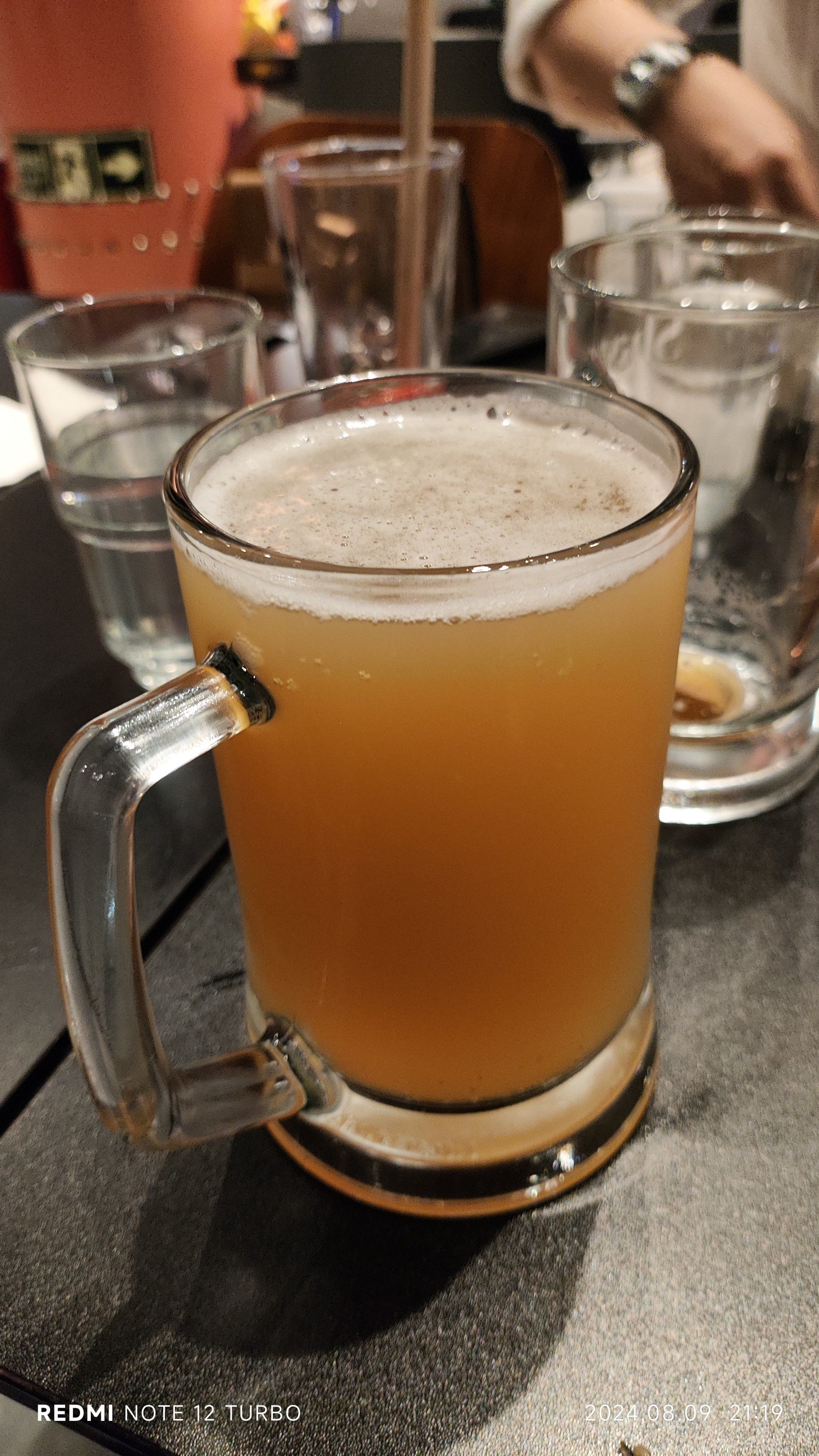 满满的啤酒杯