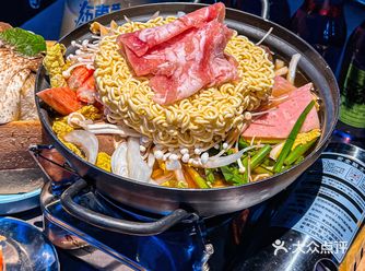 假装在韩国KPOP人集合随机舞蹈跳起来