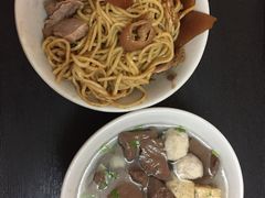 -松树干拌面店