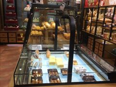 面包甜点陈列柜-东南饼庄(苏圃路店)