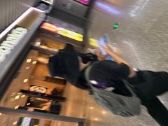 -麦当劳(上海虹桥站30B检票口楼上)