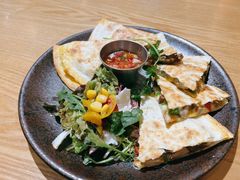 牛肉馅饼配迷你沙拉-HELLO 27 意面·沙拉·帕尼尼