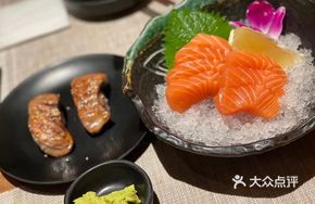 Salmon Sashimi (6 pieces)