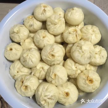 越看越饿，跟我爸顺口说了句我也想吃包子