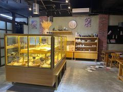 面包甜点陈列柜-啊噗吐呦现场烘焙(麦凯乐店)