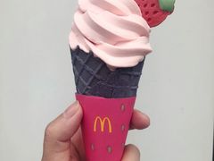草莓牛奶口味圆筒冰激凌-麦当劳(中山公园龙之梦店)