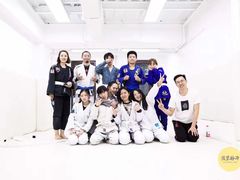 -菠萝格斗巴西柔术训练馆