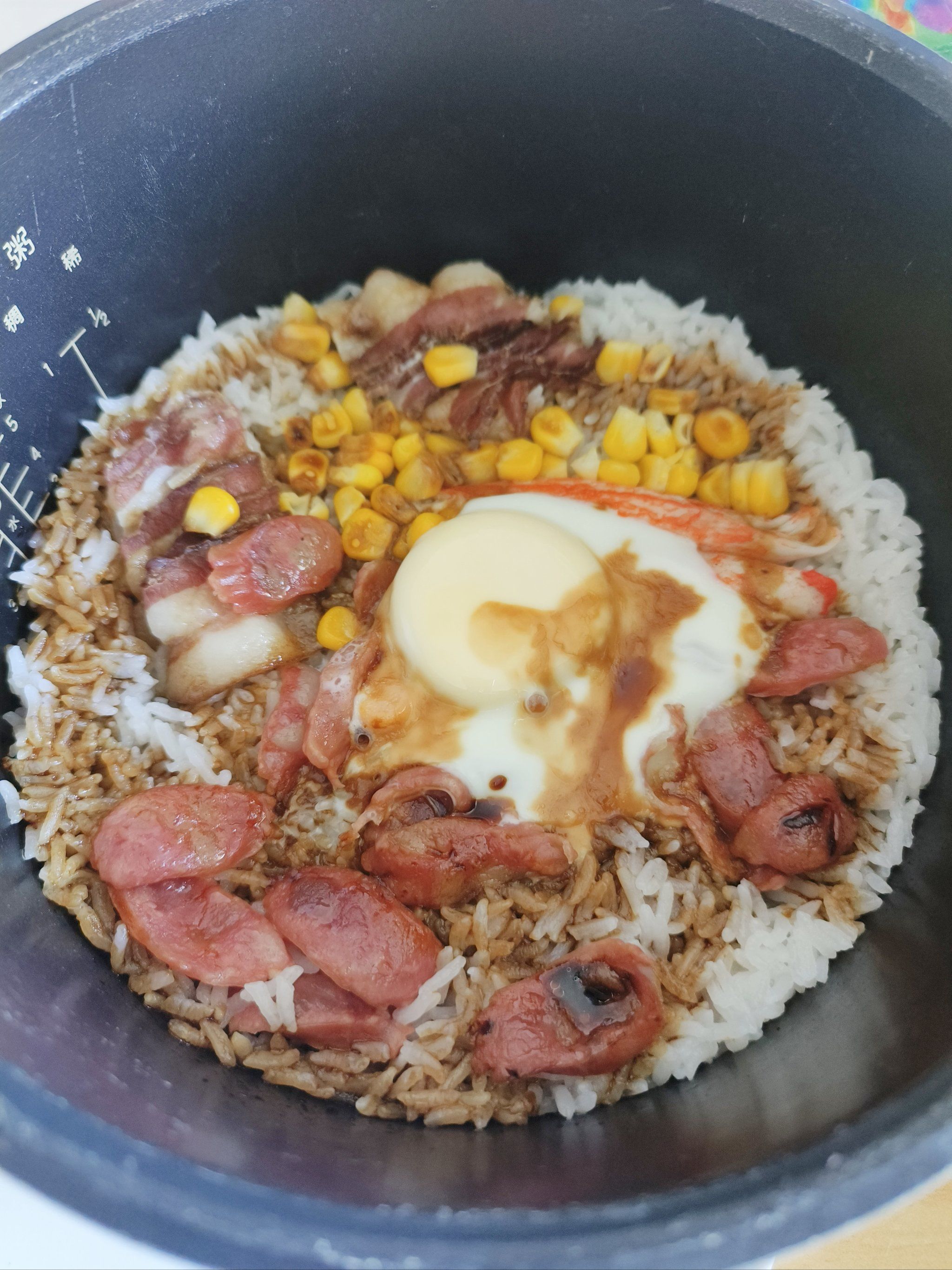 一个人不想煮饭就用电饭煲做个煲仔饭巨好吃