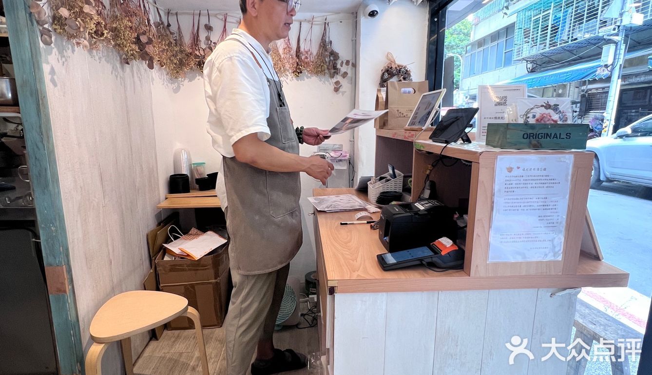 左手呼吸舒芙蕾專賣店 吃完1男哥東港流生魚片