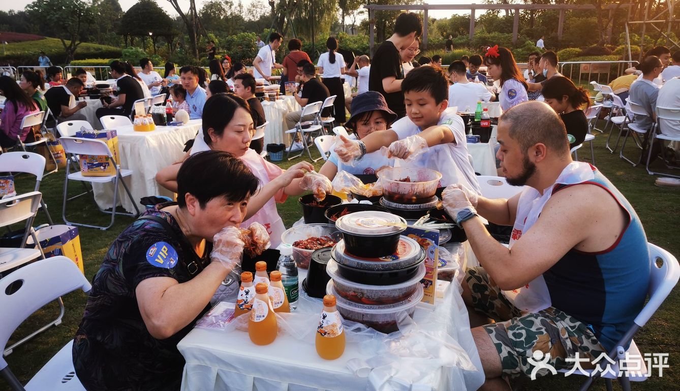 坝坝宴的小龙虾，人生得意须尽欢。