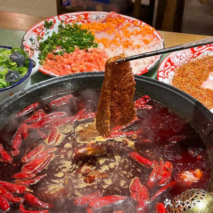 重庆人吃火锅已经！炫一大盆辣椒了