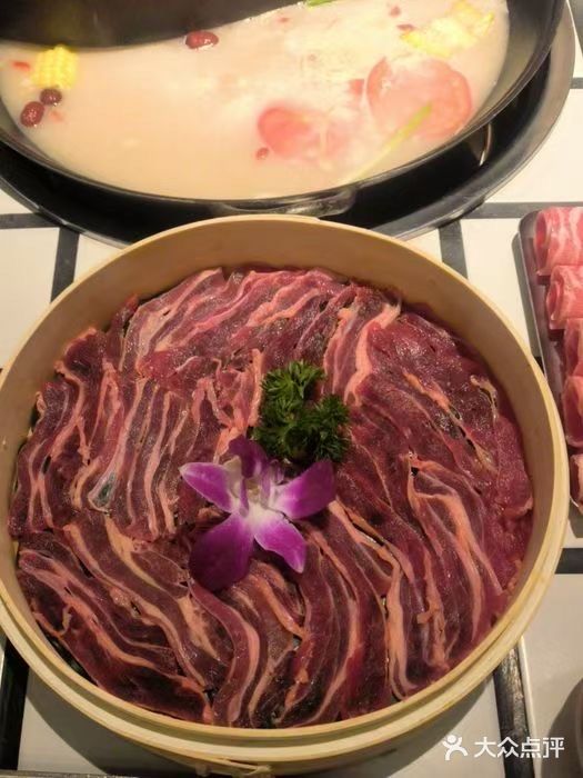 精选阿坝地区的牦牛肉，肉质紧实有嚼劲，口感鲜嫩多汁