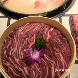 精选阿坝地区的牦牛肉，肉质紧实有嚼劲，口感鲜嫩多汁